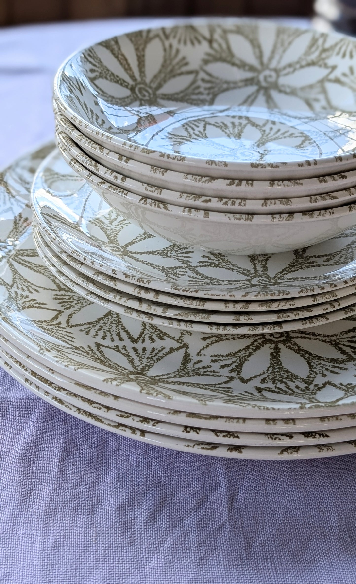 Clematis Mid Century Dinner Set