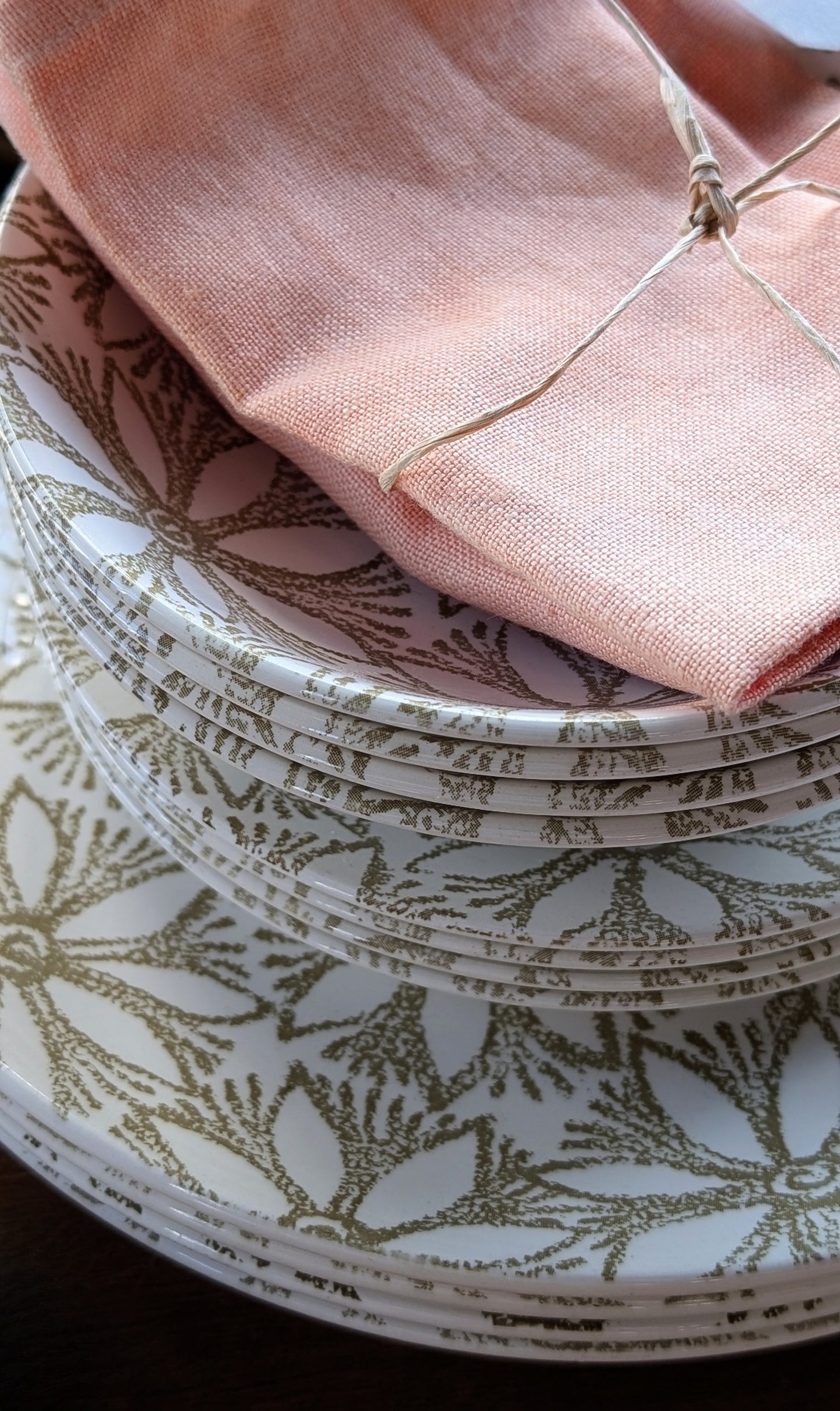Clematis Mid Century Dinner Set