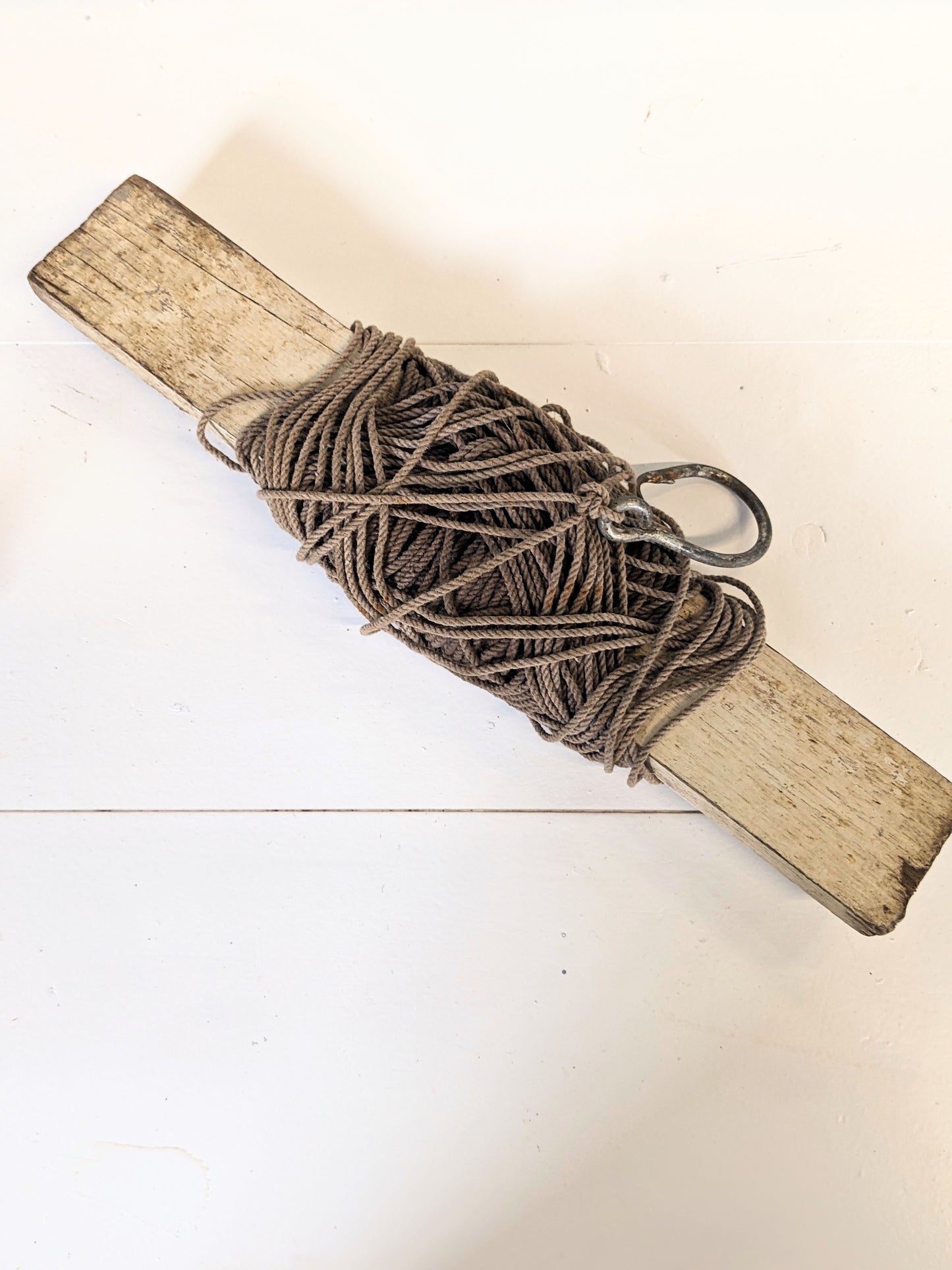 Wooden fishing hand line - taupe
